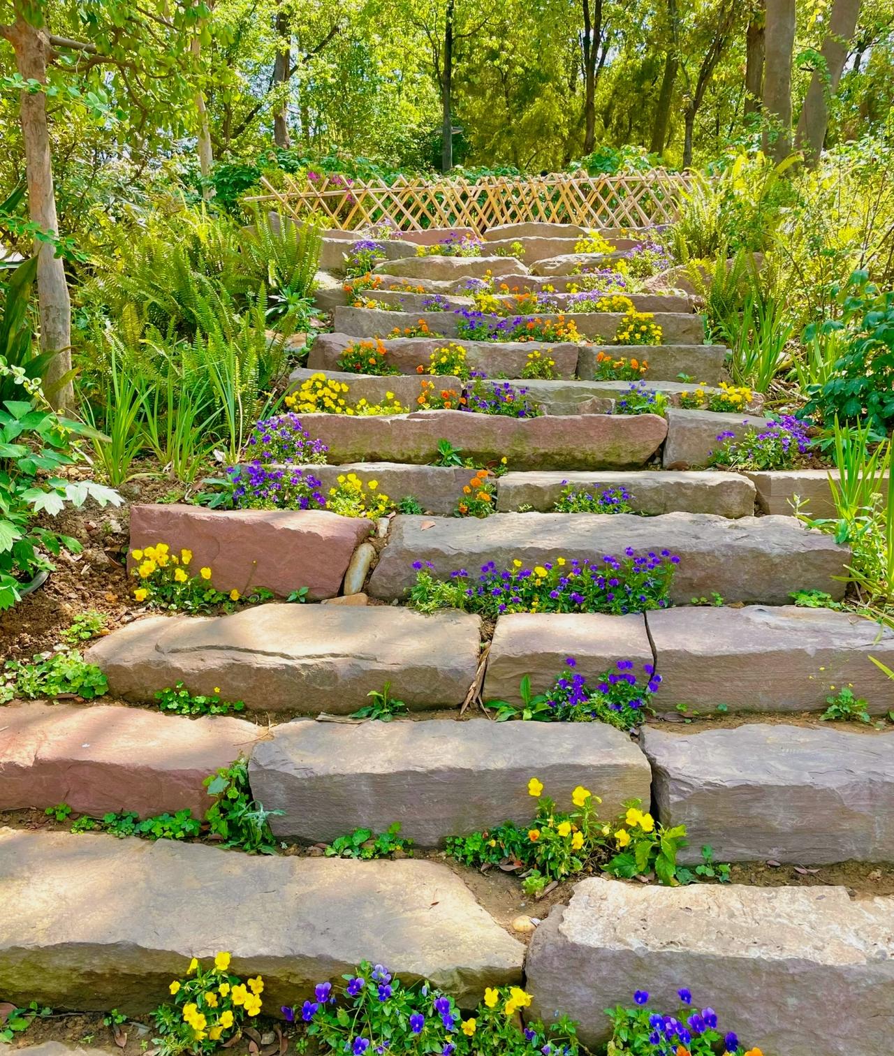 出门七不帮，安全能保命。就我有一个当警察的朋友，在他无数的出警记录里总结出来7个