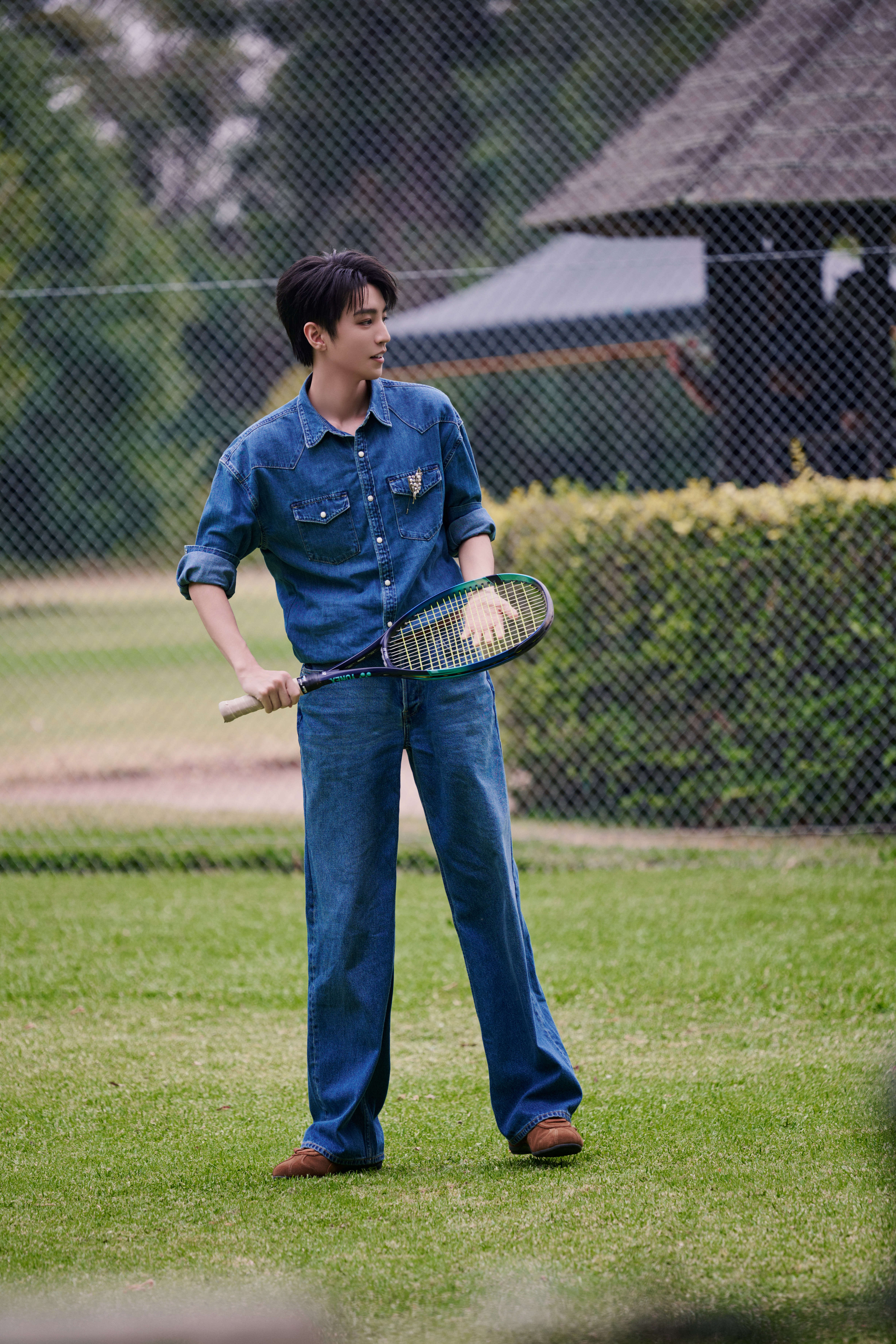 王俊凯出镜代言品牌宣传大片Look，身着牛仔套装搭配Belle麂皮休闲鞋，佩戴一