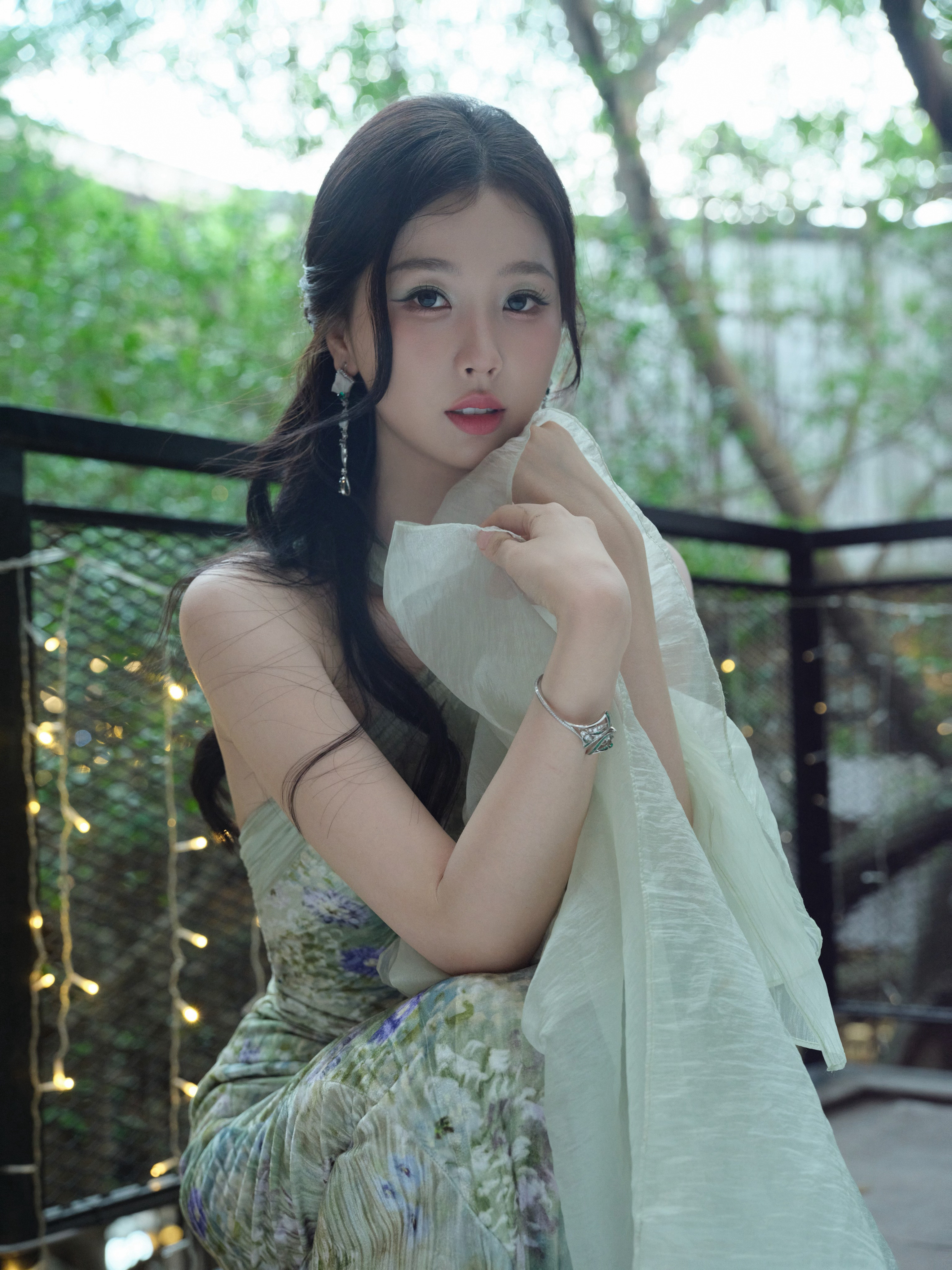 虞书欣今日出席爱奇艺马来西亚见面会造型大片，身着一簇苔淡绿碎花新中式裙装搭配Ro