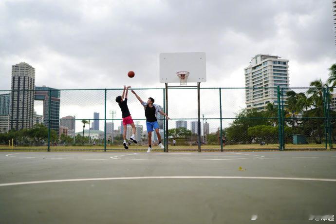 父子变“兄弟”，这波庆生太燃了！邓超卡点为14岁儿子等等庆生，晒出球场“巅峰对决