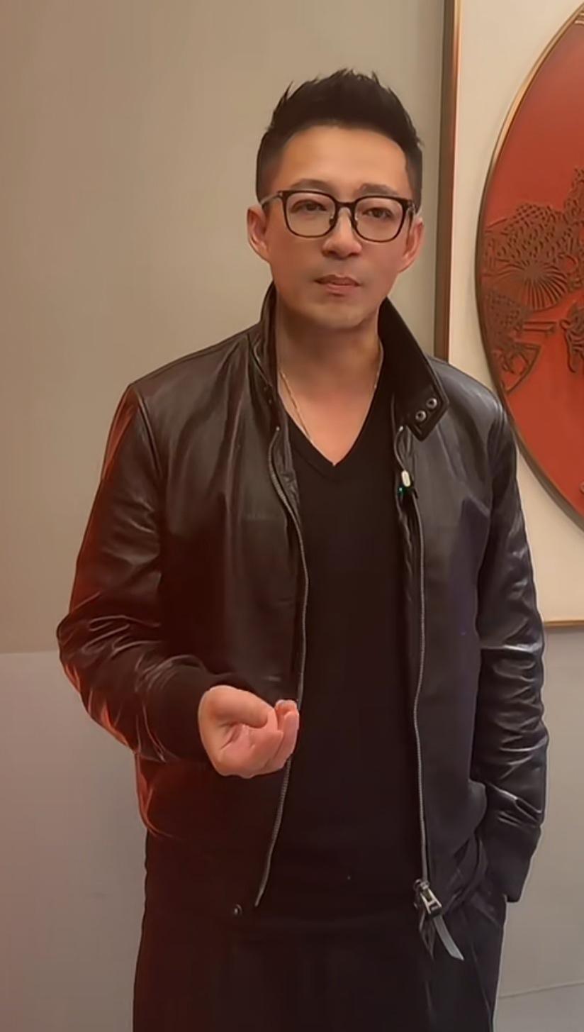 汪小菲打卡哈尔滨麻六记，从他的一言一行一举一动网友发现他变得开朗活泼了，会开玩笑