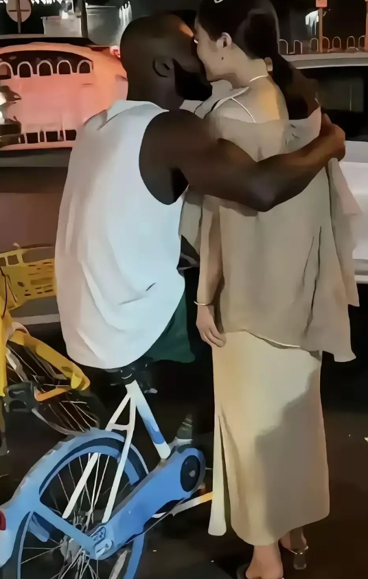 广东广州，有一名男子晚上回家，经过一条三元里附近的一条街道的时候，看到一名外国男