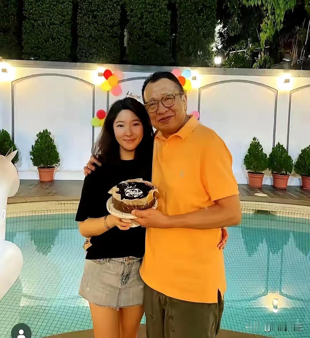 49岁才当爸的许绍雄,最怕女儿不快乐。他掏出一百多万给许惠菁在新加坡开咖啡