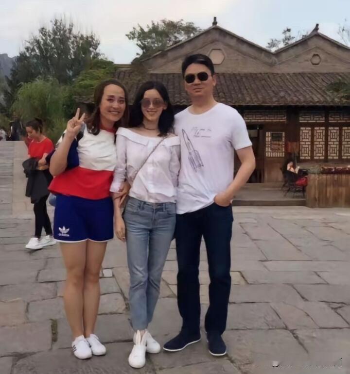 33岁的章泽天和52岁的刘强东，他们两口子一起出去玩和朋友留下的合影，章泽天越