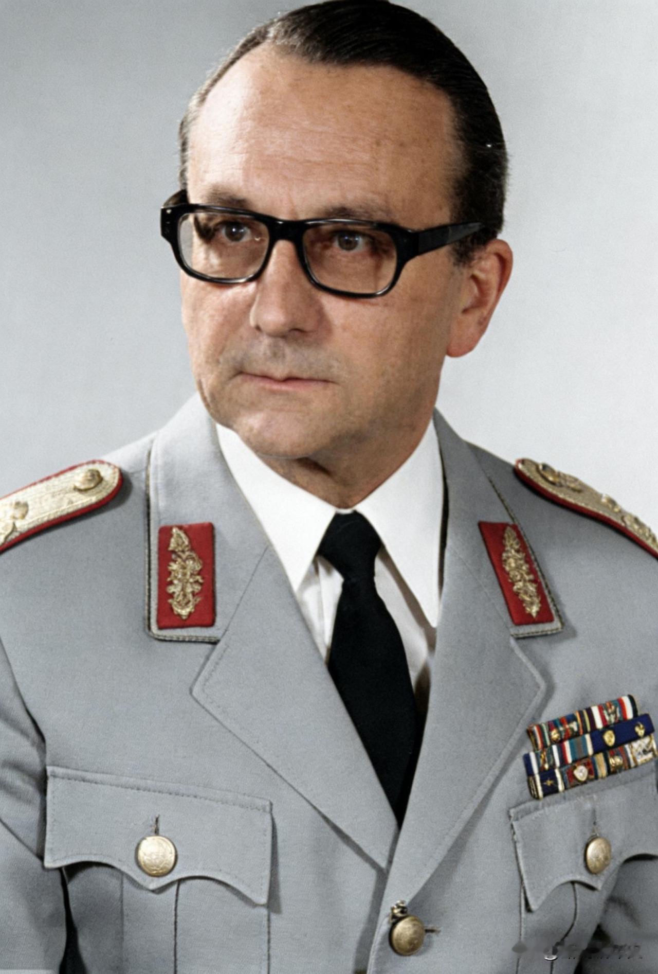 作为“装甲兵之父”海因茨·威廉·古德里安的长子，海因茨·君特·古德里安并未因二战