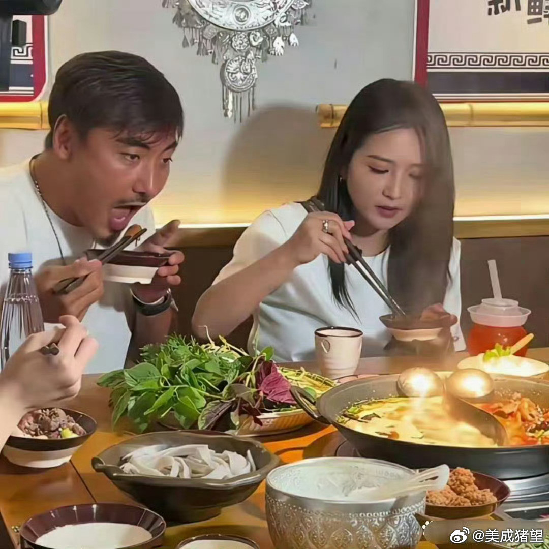 何洁和二婚老公刁磊吃饭被拍。