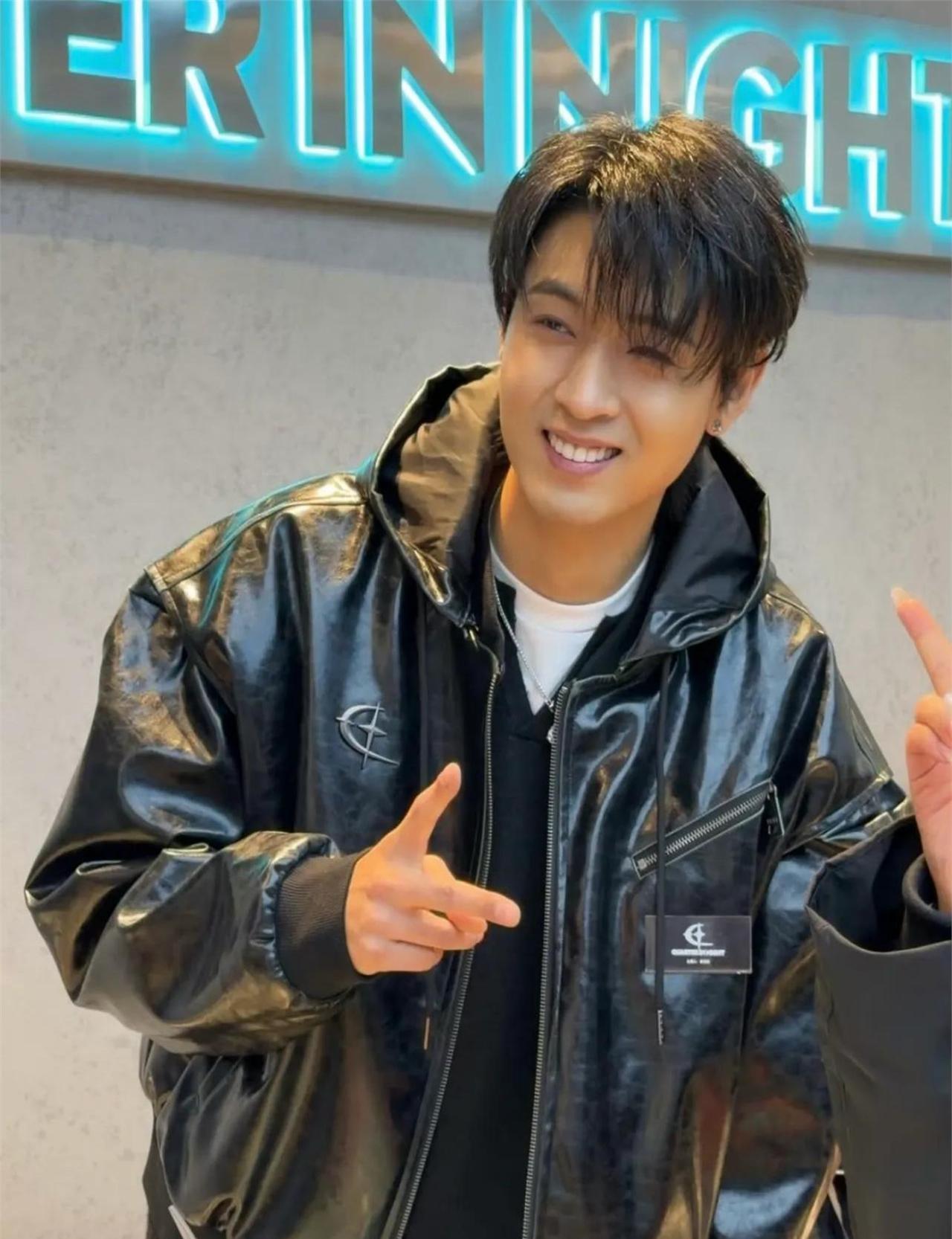 秦霄贤胖了16斤，你们以为他“心宽体胖”，结果封箱演出直接打脸，这哪是胖，分明是