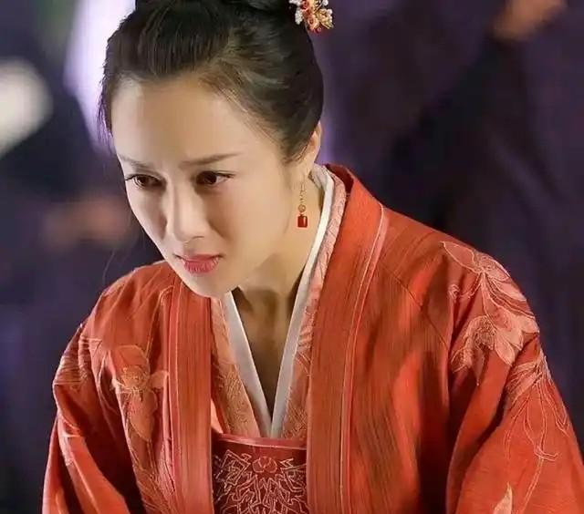 顾廷烨看曼娘和看明兰，用的是两双眼睛。一双蒙着雾。曼娘唱曲，腰肢一软，他眼底