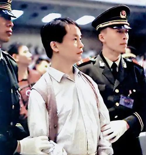 1997年，赌王差点被张子强绑架，他立马请来大舅哥蓝铧缨商量对策，蓝铧缨说：“何