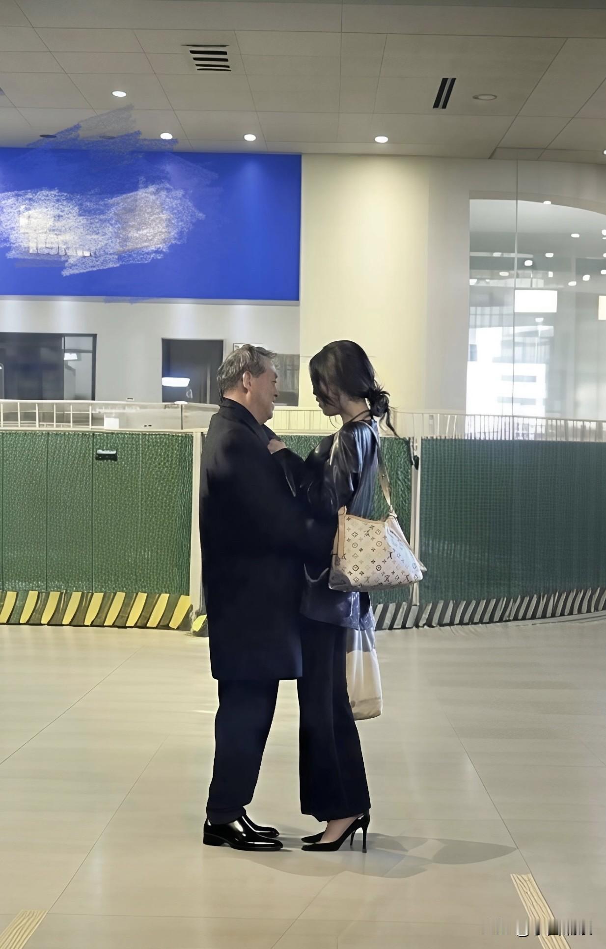 大家猜猜，这二人是什么关系？看这穿着打扮，绝非等闲之辈吧？