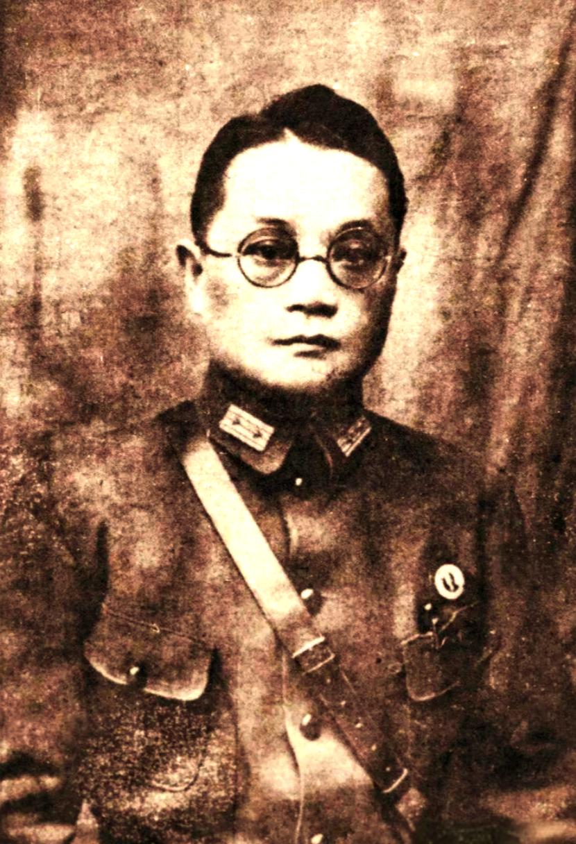 1949年，潘文华与刘文辉、邓锡侯谈论起义的事，但他发现，只要七姨太出现时，刘、
