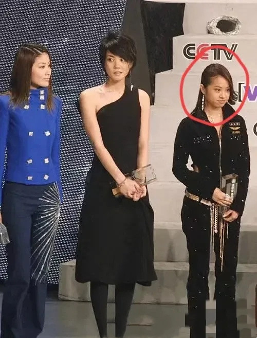 谁能想到站在天后王菲左边的这个女孩子未来会成为顶流大明星。