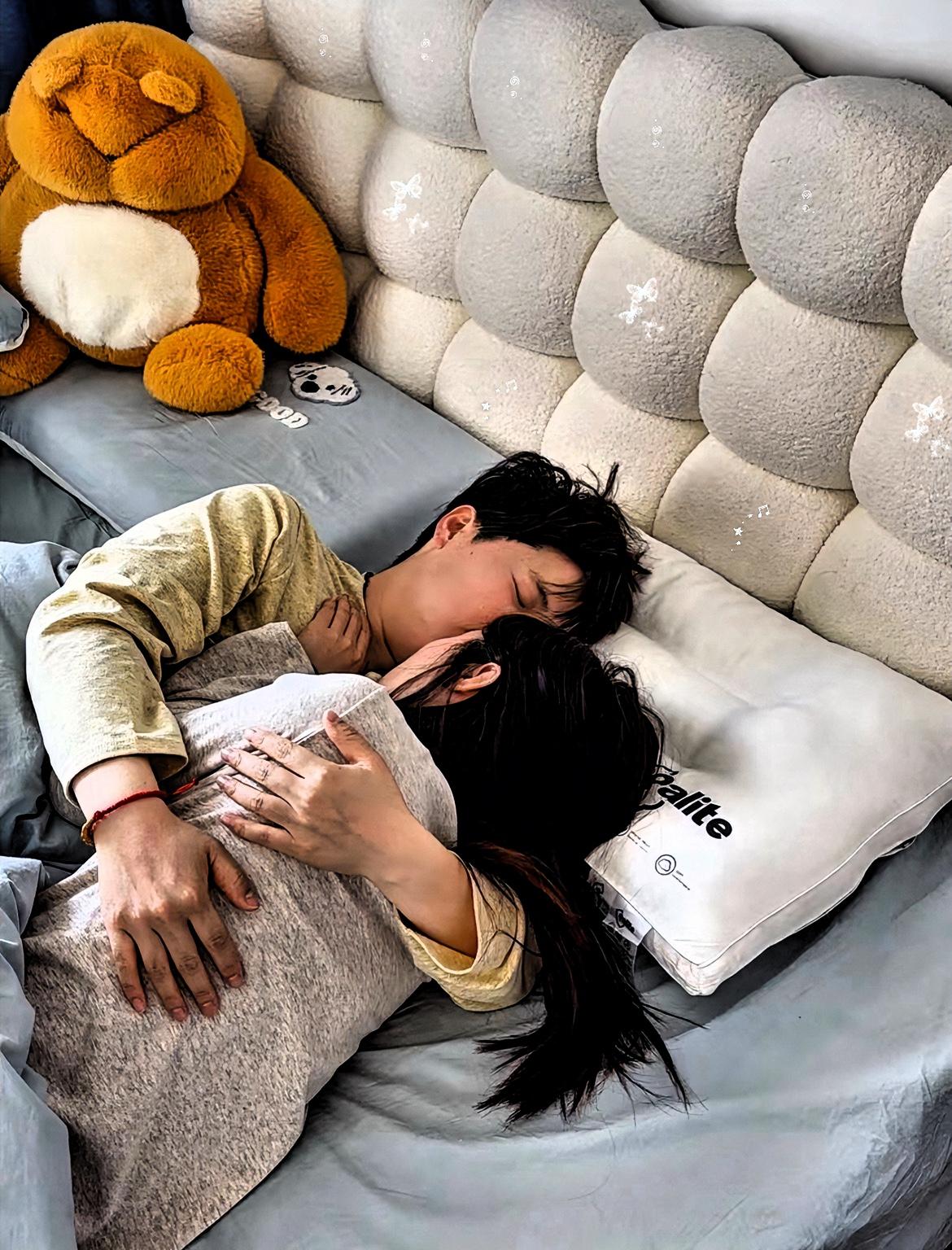 你发现没有，夫妻同床睡，有意‮超，个一这藏思的共性。不管是盖单人被还是双人