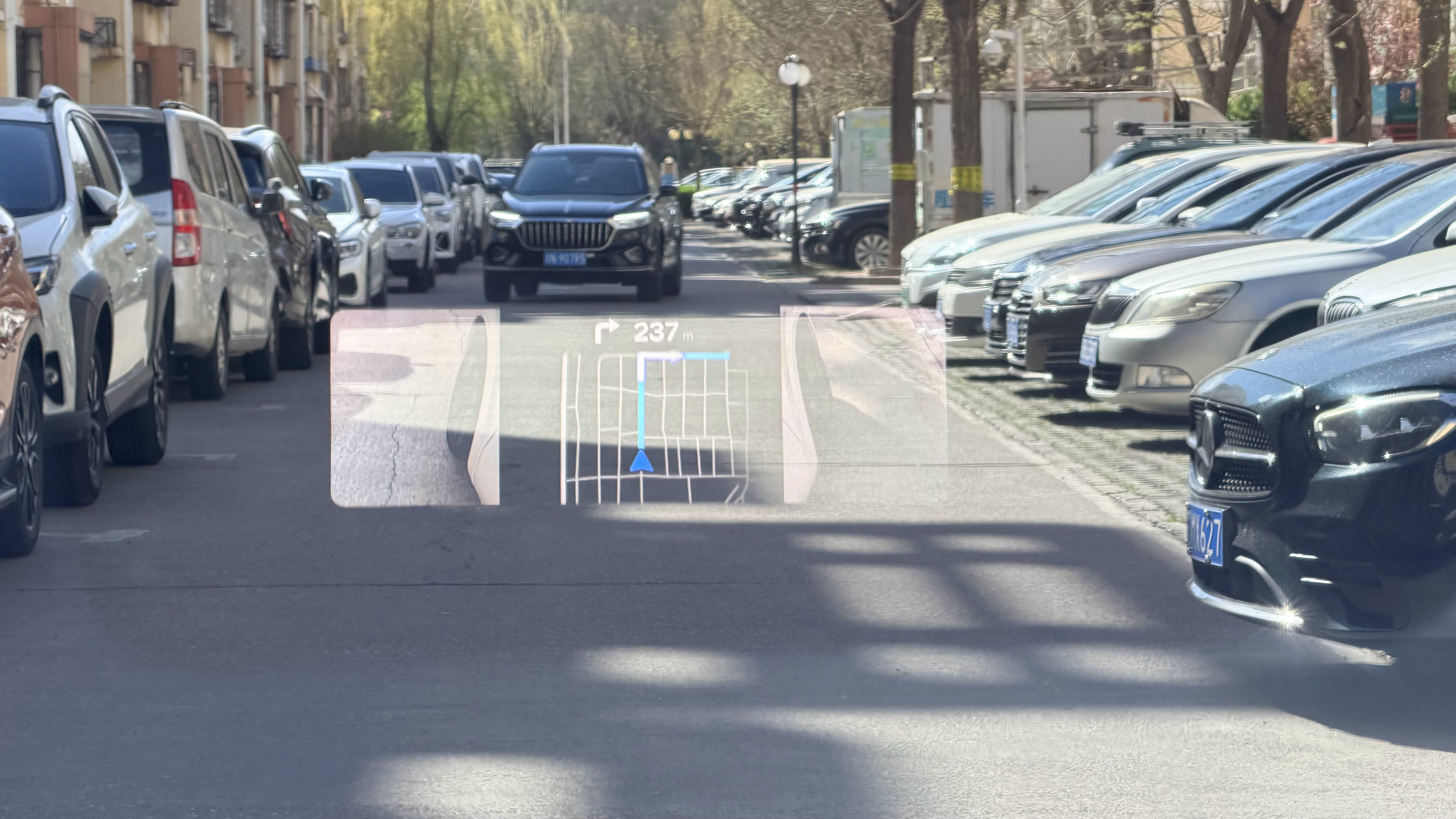 理想真是把HUD的功能开发到极致了，早期的转向视频提醒，现在已经很多车企跟进