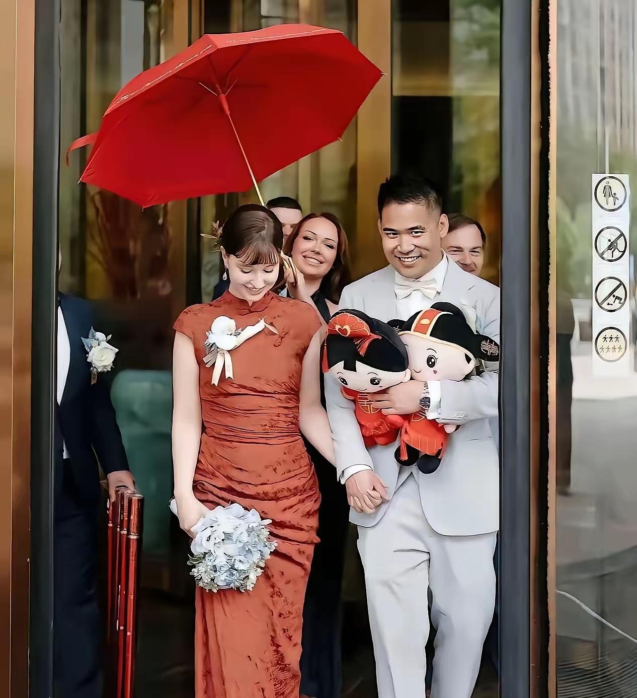 中国小伙娶波兰美女，跨国婚姻背后的文化碰撞与真实生活这是一位中国男子被派驻到