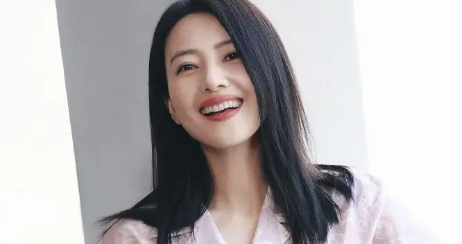 高圆圆美得不张扬! 一袭粉裙素雅清新, 简简单单就很舒服!