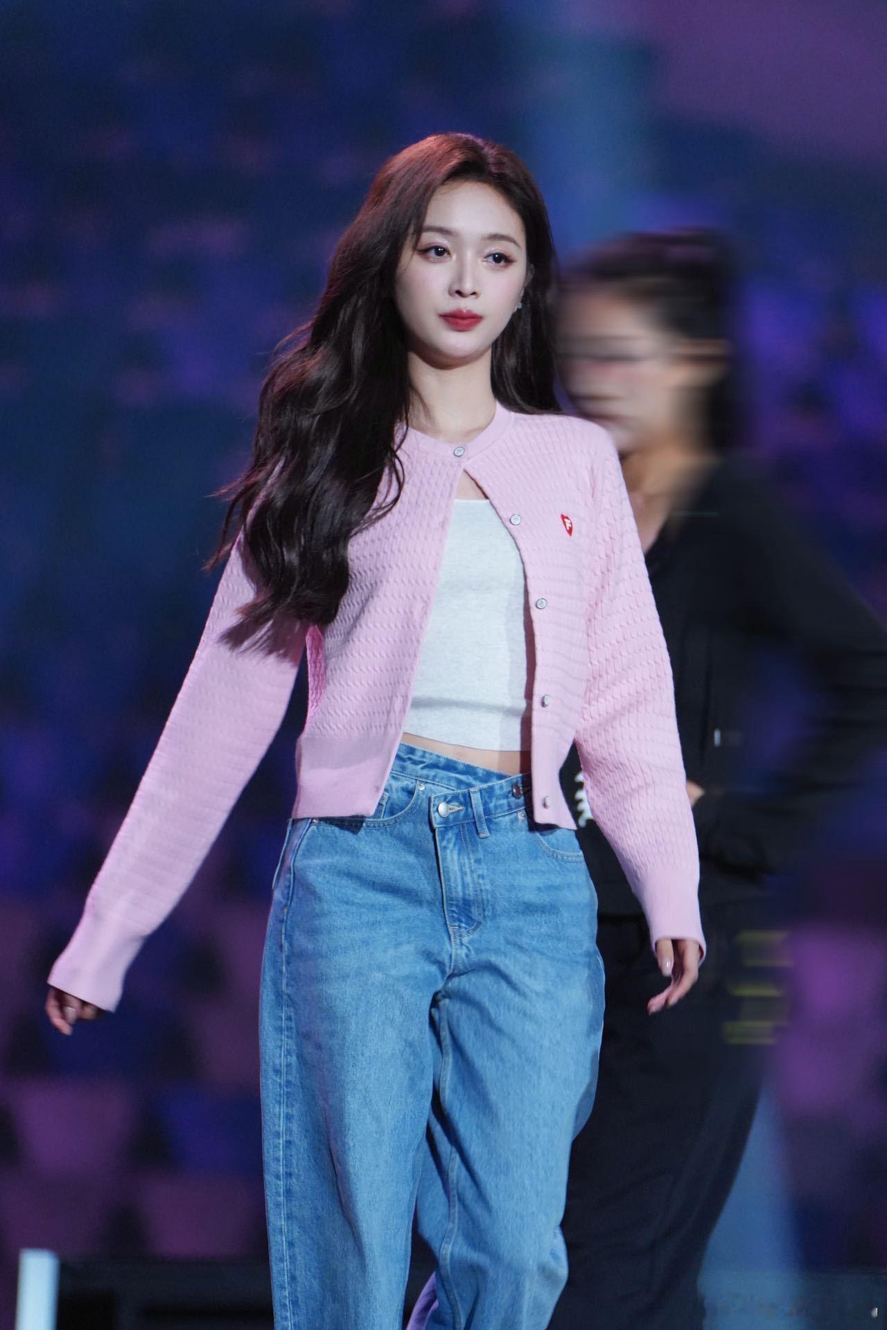 看到吴宣仪的脸可以原谅全世界说真的，吴宣仪的颜就是我的情绪解药，精致大气又灵动