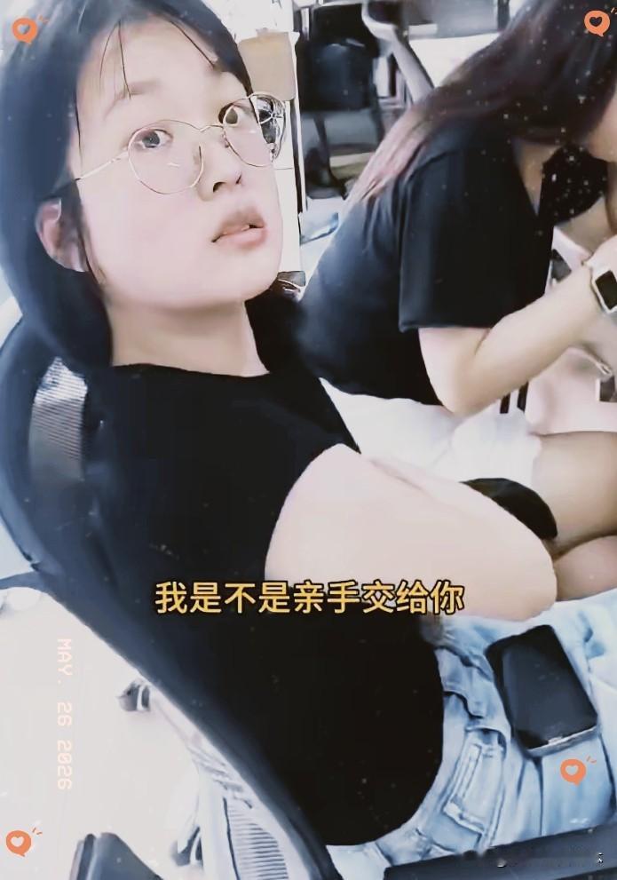 解气！外卖小哥硬核整治白嫖顾客，女子当场社死，眼神全程心虚闪躲家人们，这段视频