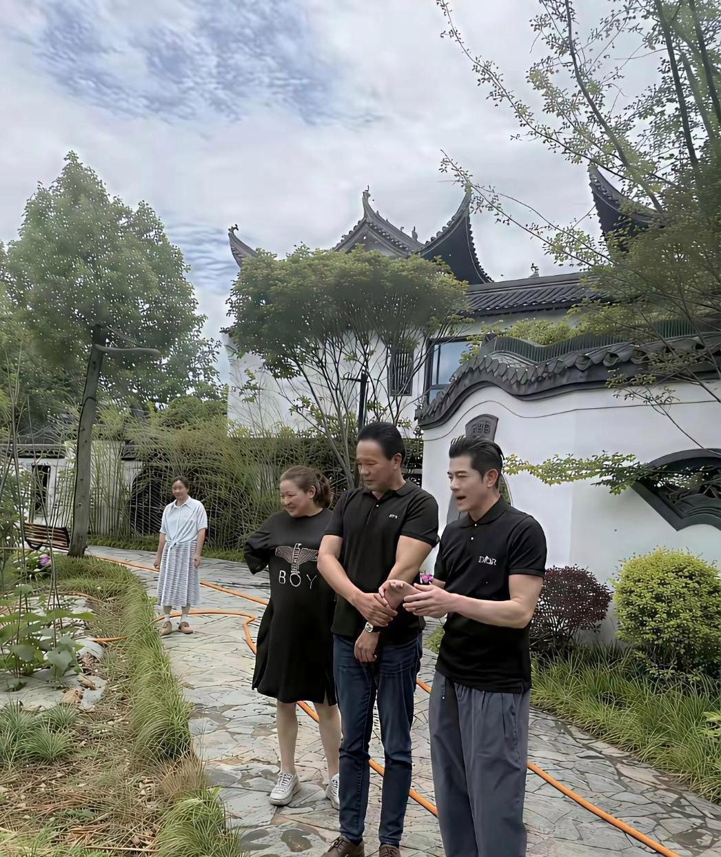 方媛的舅舅才是她的靠山！每次她带郭富城回老家，都住舅舅那～大家都紧盯着方媛“天王嫂”的身份，其实她真