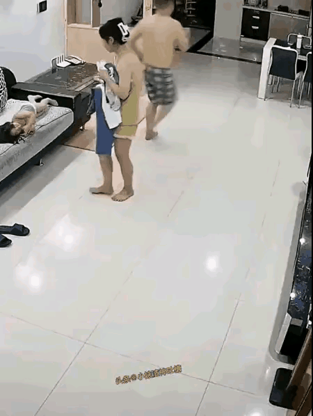 哦豁，这下好了，应该很痛吧。