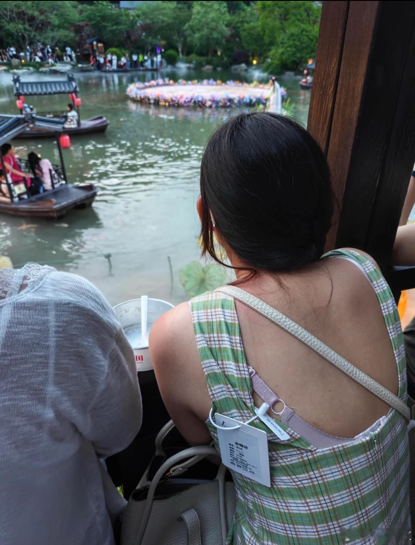 巨型吊牌一个月卖出近百万个网上还真有不少遇到不摘吊牌的人，衣服挂着吊牌出门不觉得