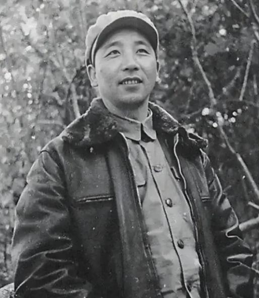 1964年陈毅搂着秦基伟肩膀说“你司令当不长了！”秦基伟瞬间石化，陈老总却大笑：