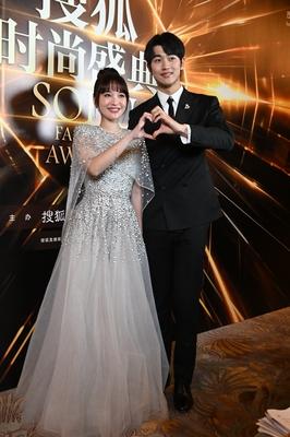 金莎孙丞潇同框亮相活动在活动现场，他们既秀恩爱又秀穿搭美注意看，身穿银灰色礼