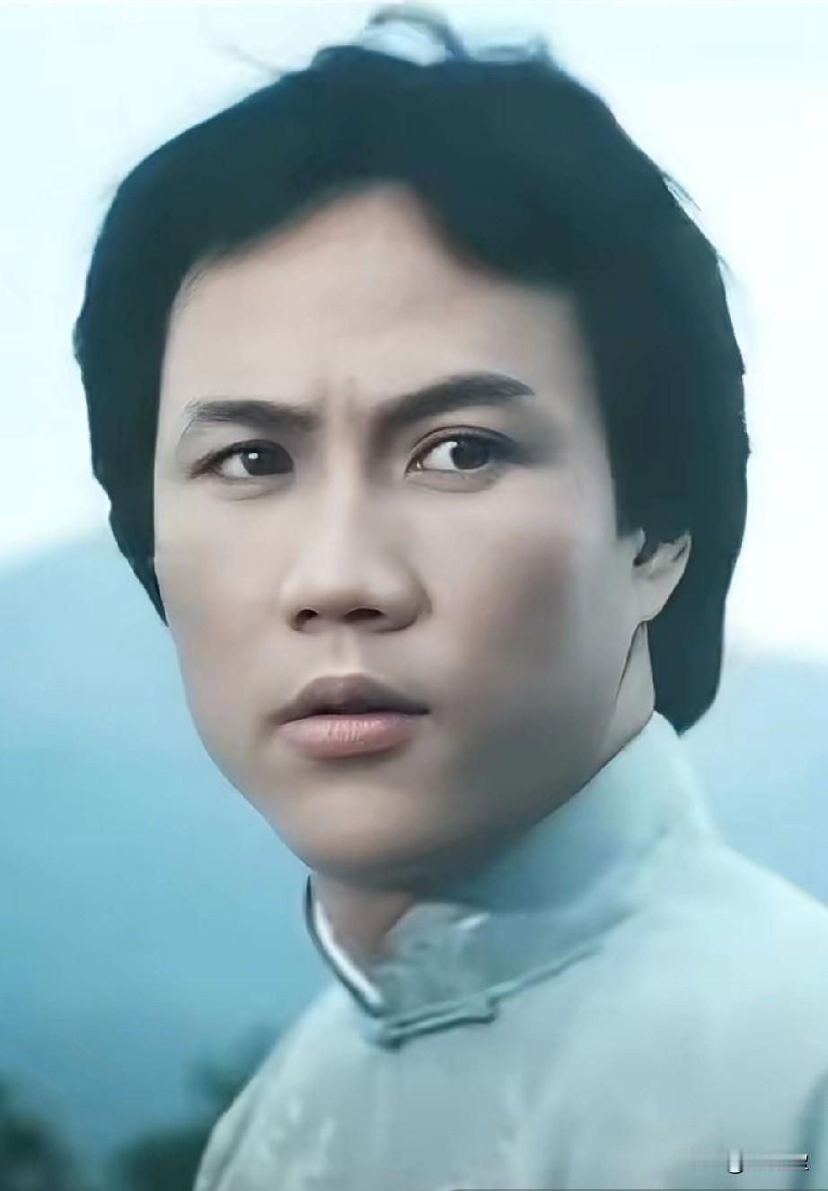 他曾是80年代香港红星李小龙的师弟，因出演《霍元甲》走红，曾与赵雅芝传绯闻，4