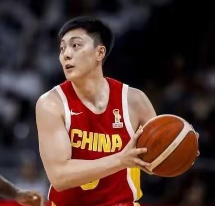 中国男篮！大家发现没，随着中国男篮83-57大胜卡塔尔，中国队的胜利离不开这名