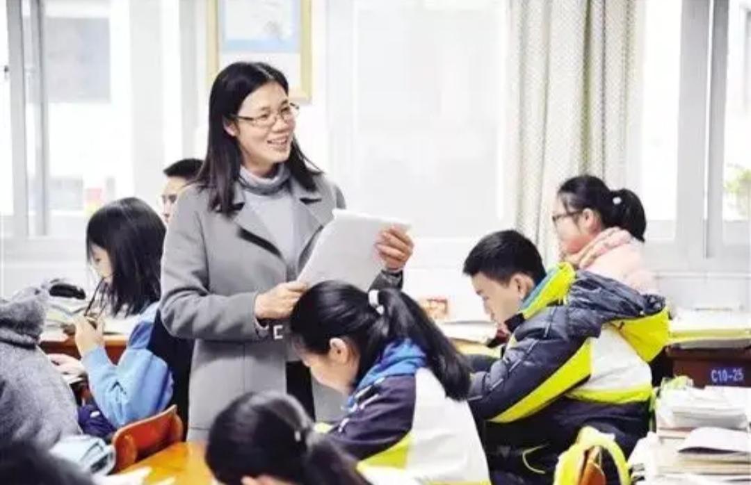 你支持英语保持高考主科地位吗?我不支持英语在高考中和语文数学的同等分数。这里的