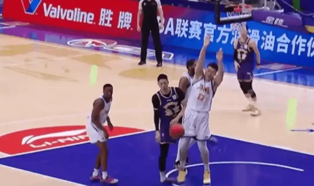 咔嚓一声，北控的连胜和悬念一起终结了。沈梓捷踩在对手脚上，左脚踝当场扭伤。