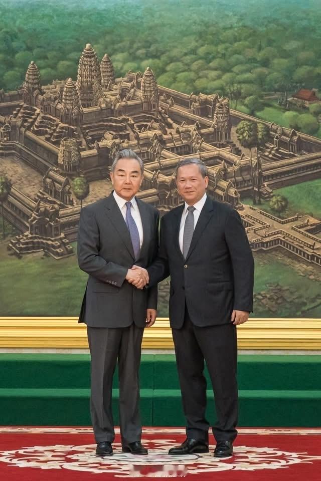 🇰🇭🇨🇳柬埔寨首相洪玛奈与王毅外长、董军防长会面。洪玛奈欢迎王毅外长、董