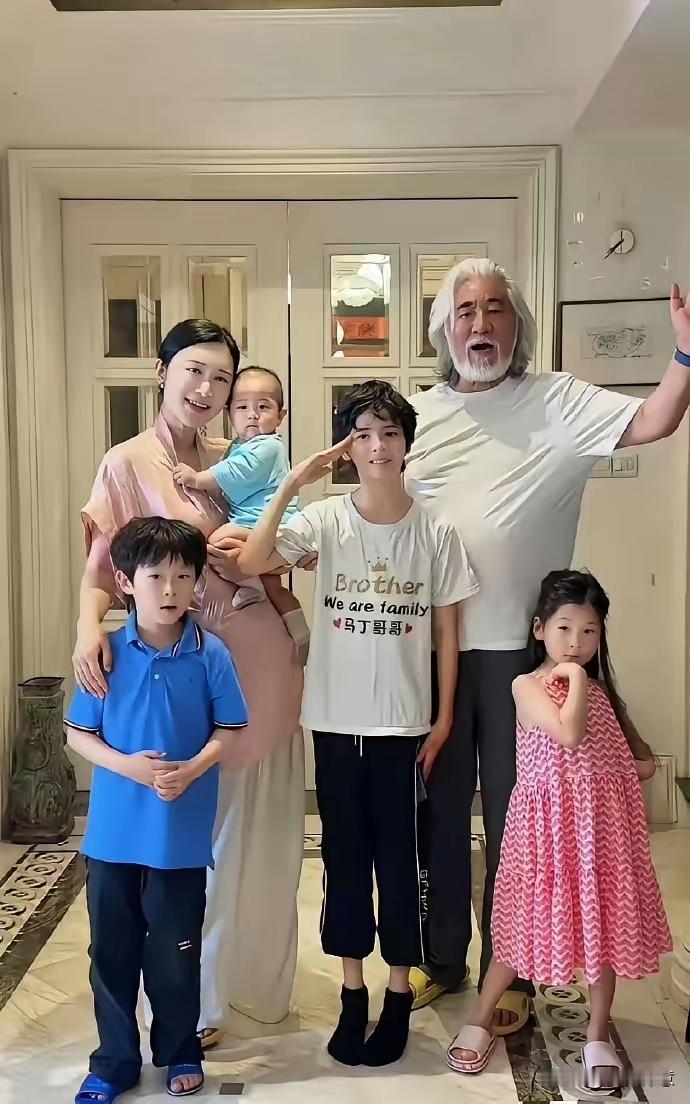 张纪中和杜星霖这对组合，真是让人忍不住八卦。杜星霖前老公大她20岁，现任张纪中大