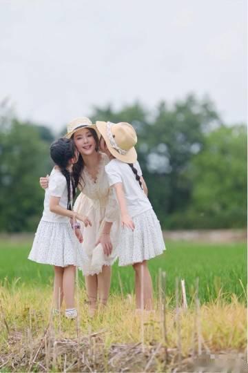 39岁方媛和俩女儿一起回安徽农村老家，母女三人穿着白裙子，漫步在田间小...