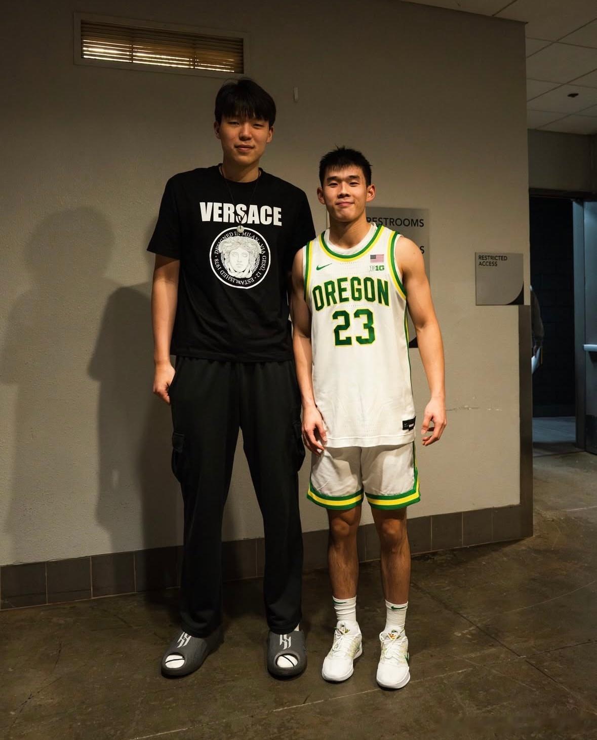 杨瀚森林葳赛后合影杨瀚森🤝林葳！！！今天NCAA俄勒冈大学的比赛在波特兰开拓者