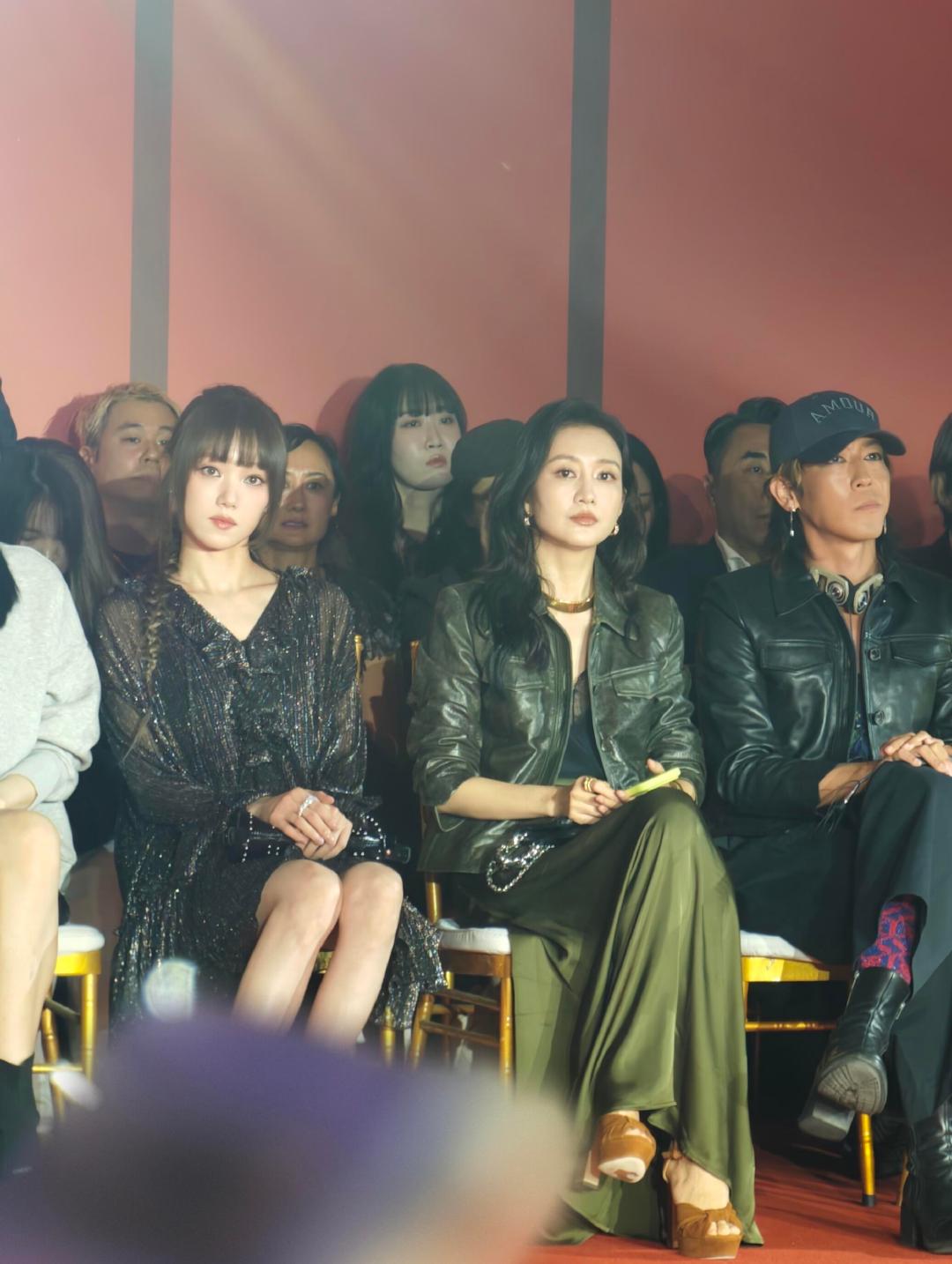 李圣经王鸥同框王鸥李圣经坐一起李圣经王鸥同框，对我眼睛很好的两个人！！好不一样的