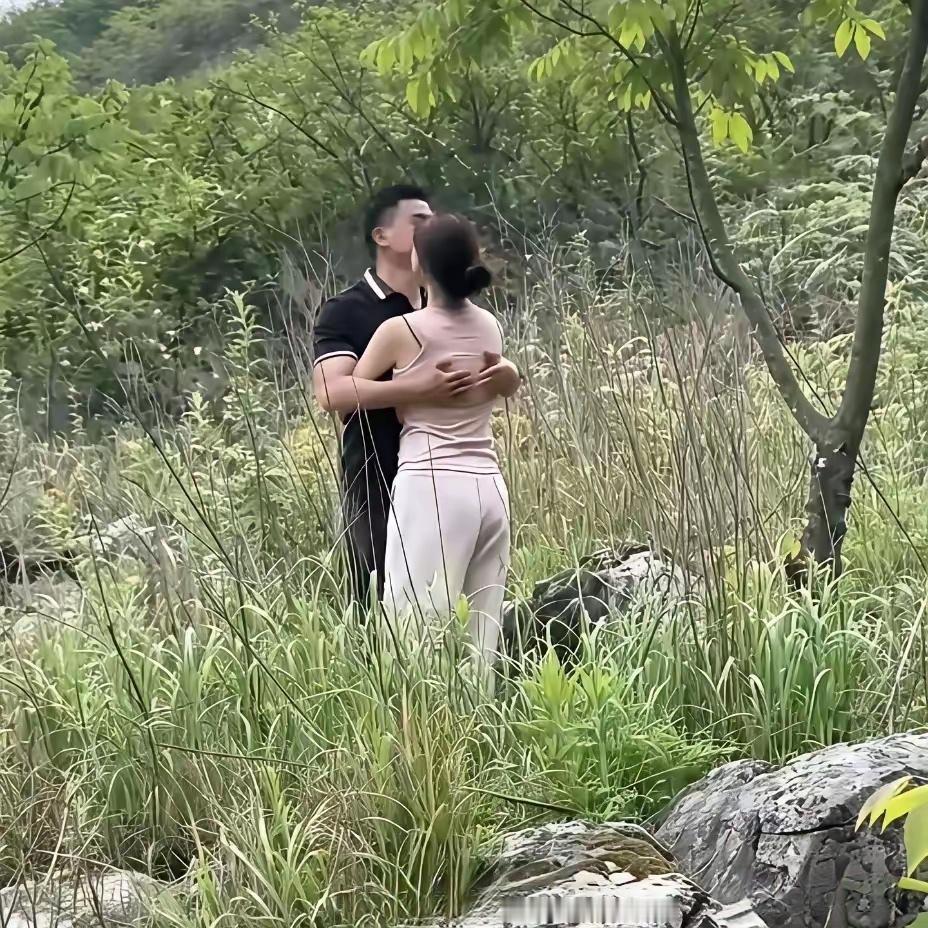 我敢打赌，这绝对不是真夫妻。