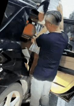 老父亲拽叛逆女儿回家，这场景多少家长看哭了视频中拽衣服，没有抚摸，估计是爸爸来