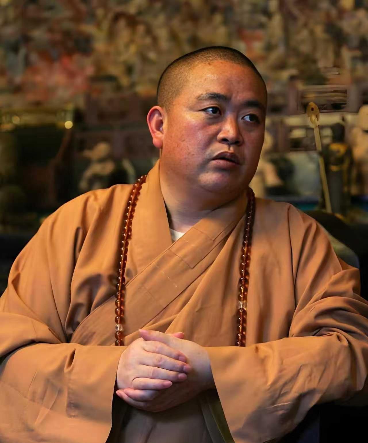 我爷爷懂点玄学，我拿着释永信的面相给他看，他的一句话直接点破了他的一生。“