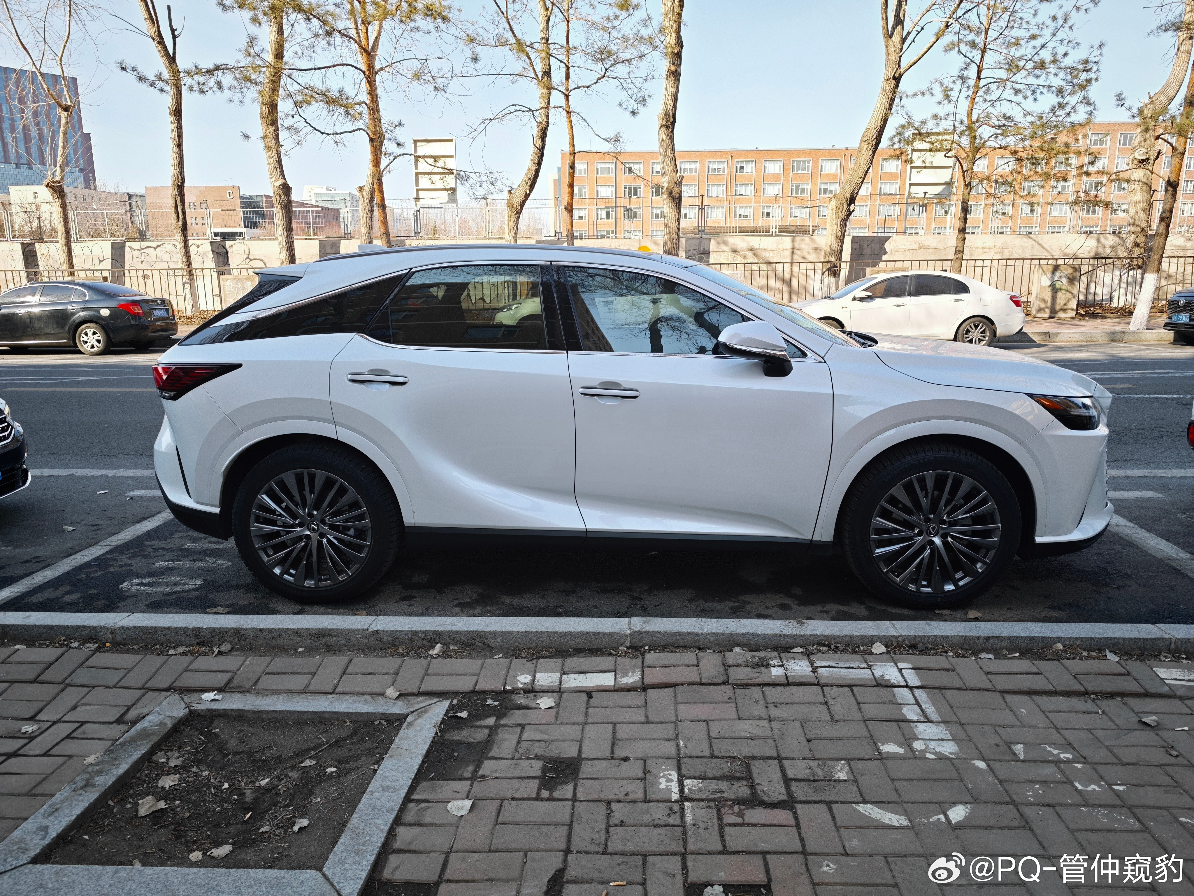 个人觉得新款新雷克萨斯rx比老款好看最重要的原因是上一代的纺锤语言只是格栅，与