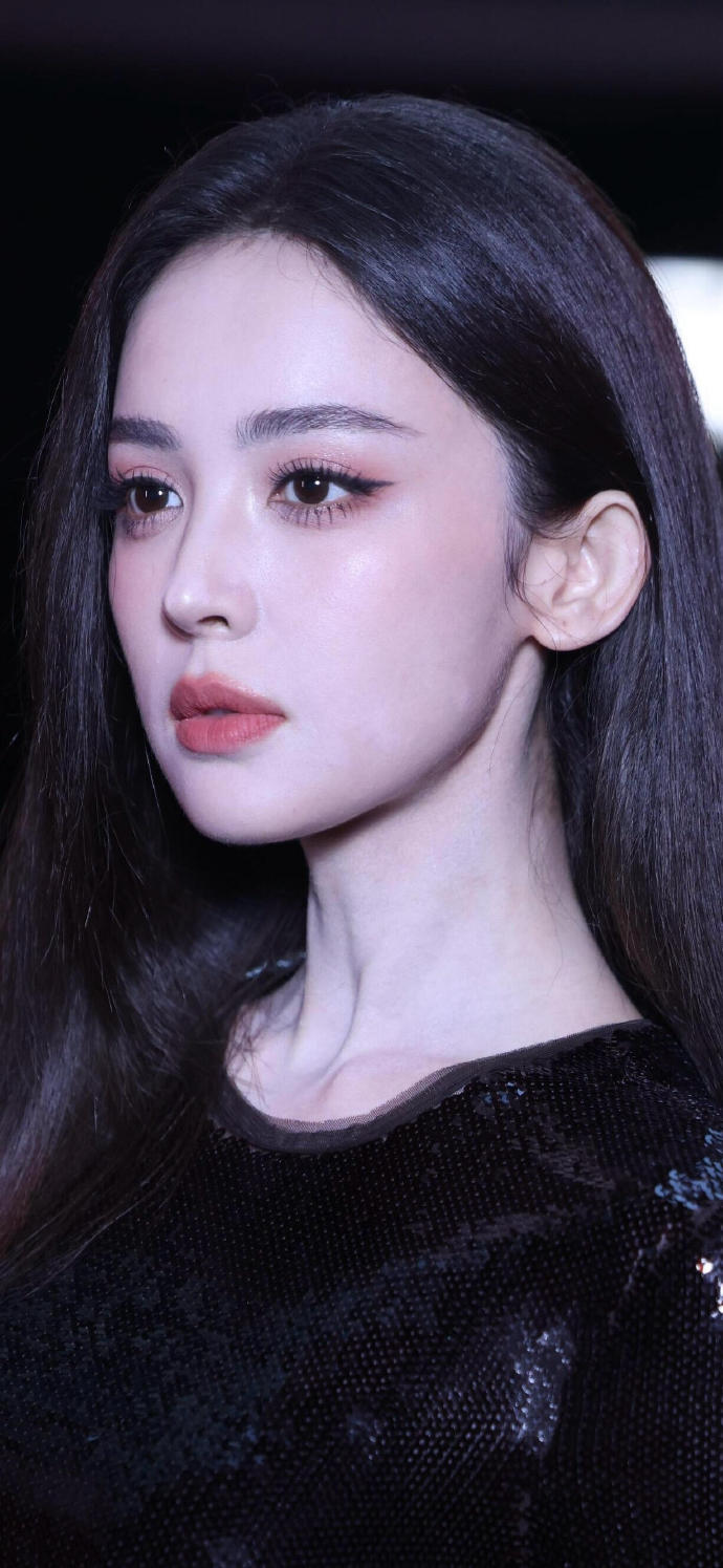 娜扎亲妈的这张脸也太权威了吧这么高冷不敢想象有多反差[爱心]​
