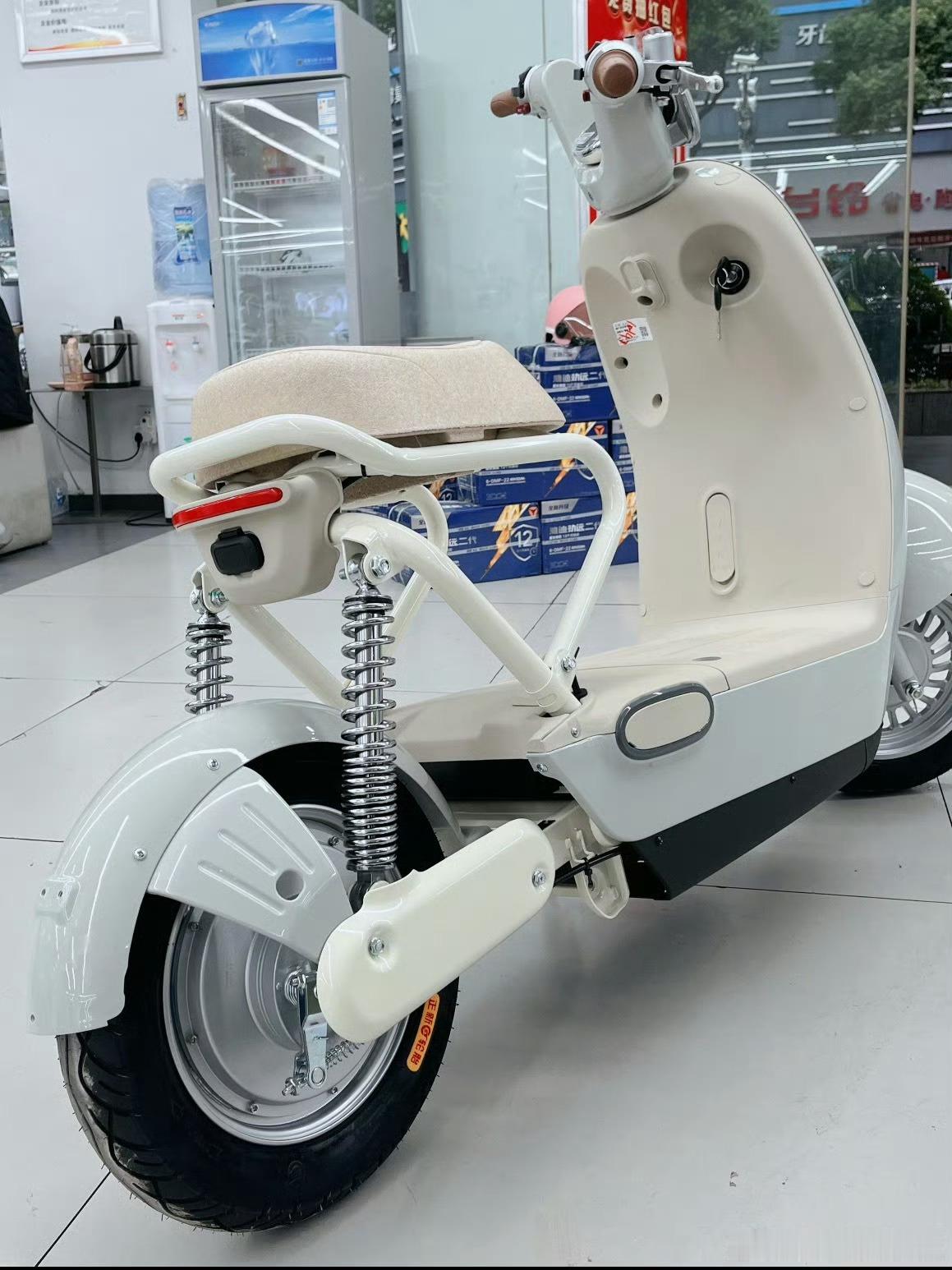 雅迪电动车致歉最近被雅迪新国标电车“不能带娃+没地方放东西”整懵的举个手今天雅迪