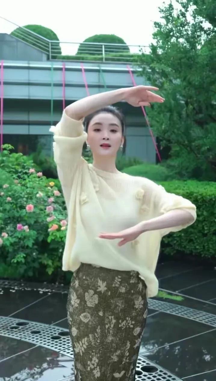 王艳因当年的《还珠格格》中晴儿的角色爆红。她那温婉可人的形象深入人心，也正是因