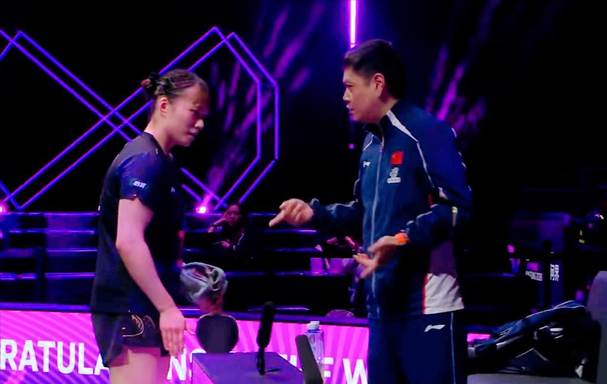 哎！邱贻可气坏了！看嘴型应该狠狠批评了石洵瑶。石洵瑶的实力明明比张本美和厚实，