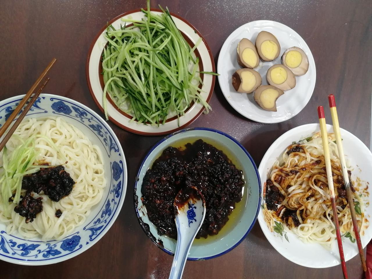 老公公工资一万多，表妹家暖气费是2400，供暖单位催着交呢，她婆婆给她转了100