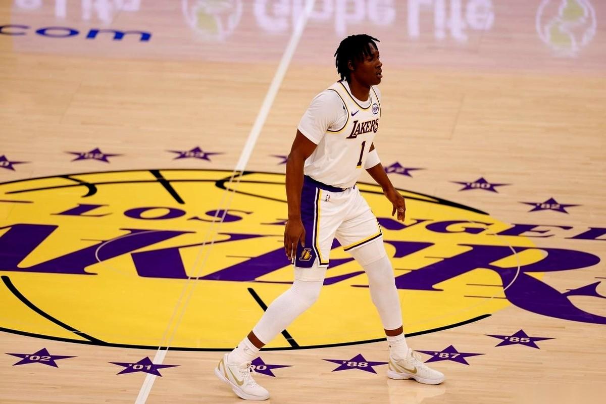 湖人队里藏着一个猛兽，叫阿杜·蒂耶罗。就在球队主场被联盟第一的雷霆队按着打，分