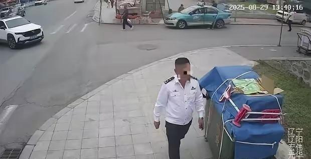 辽宁一哥们儿穿着警服，大摇大摆进派出所，张口就说自己是“省厅领导”，还对着办案民