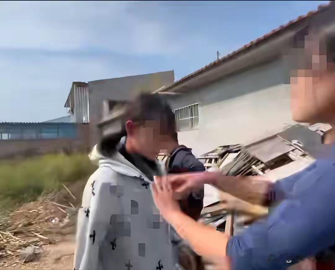 又是未成年人霸凌,那段视频让很多人不敢看完：初一女生被初三学生围堵掌掴，打人者替
