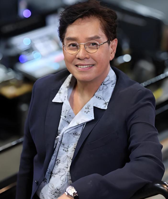 丁克的谭咏麟突然对妻子杨洁薇说；"我把十亿家产都给你，我要让儿子回家，"妻子纳