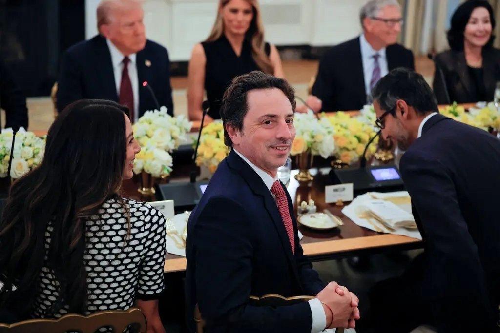 爱泼斯坦文件显示，谷歌联合创始人布林曾访问萝莉岛，与老鸨麦克斯韦在爱泼斯坦的纽约